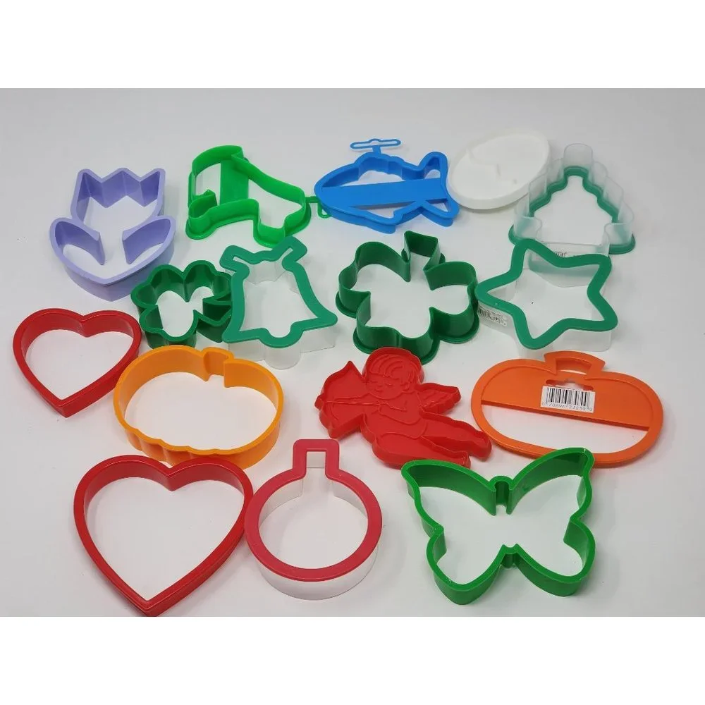 Lot Of 16 Plastic Cookie Cutters‎ For All Occasions Christmas Bell And More